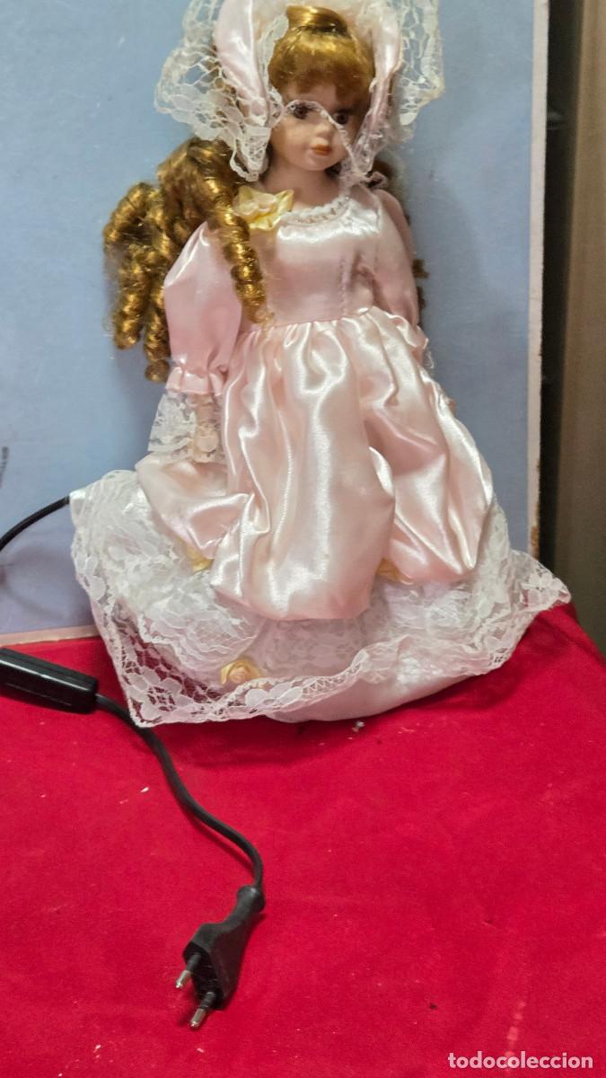 Vintage: mu&ntilde;eca de coleccion de porcelana y lampara