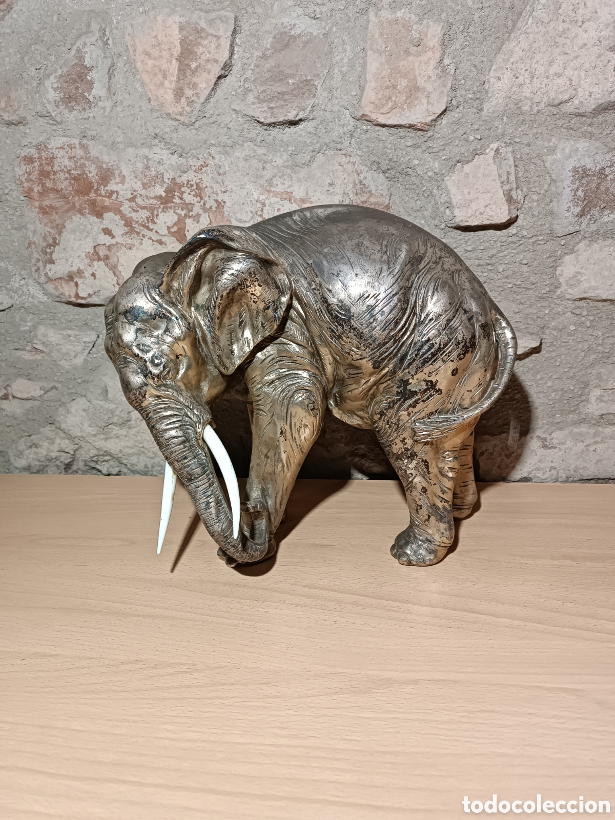 Vintage: Figura decorativa con forma de elefante en un acabado plateado brillante.