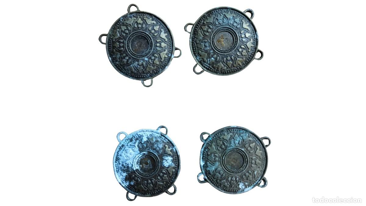 Vintage: LOTE 4 ABALORIOS CIRCULARES DE METAL CON P&Aacute;TINA - MEDALLONES CON 4 ANILLAS - ADORNOS ORNAMENTALES