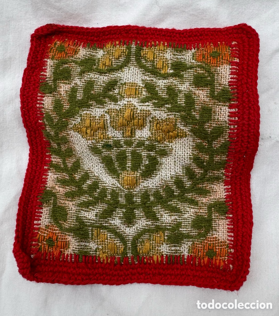 Vintage: Peque&ntilde;o tapete artesanal con motivo floral y borde de ganchillo