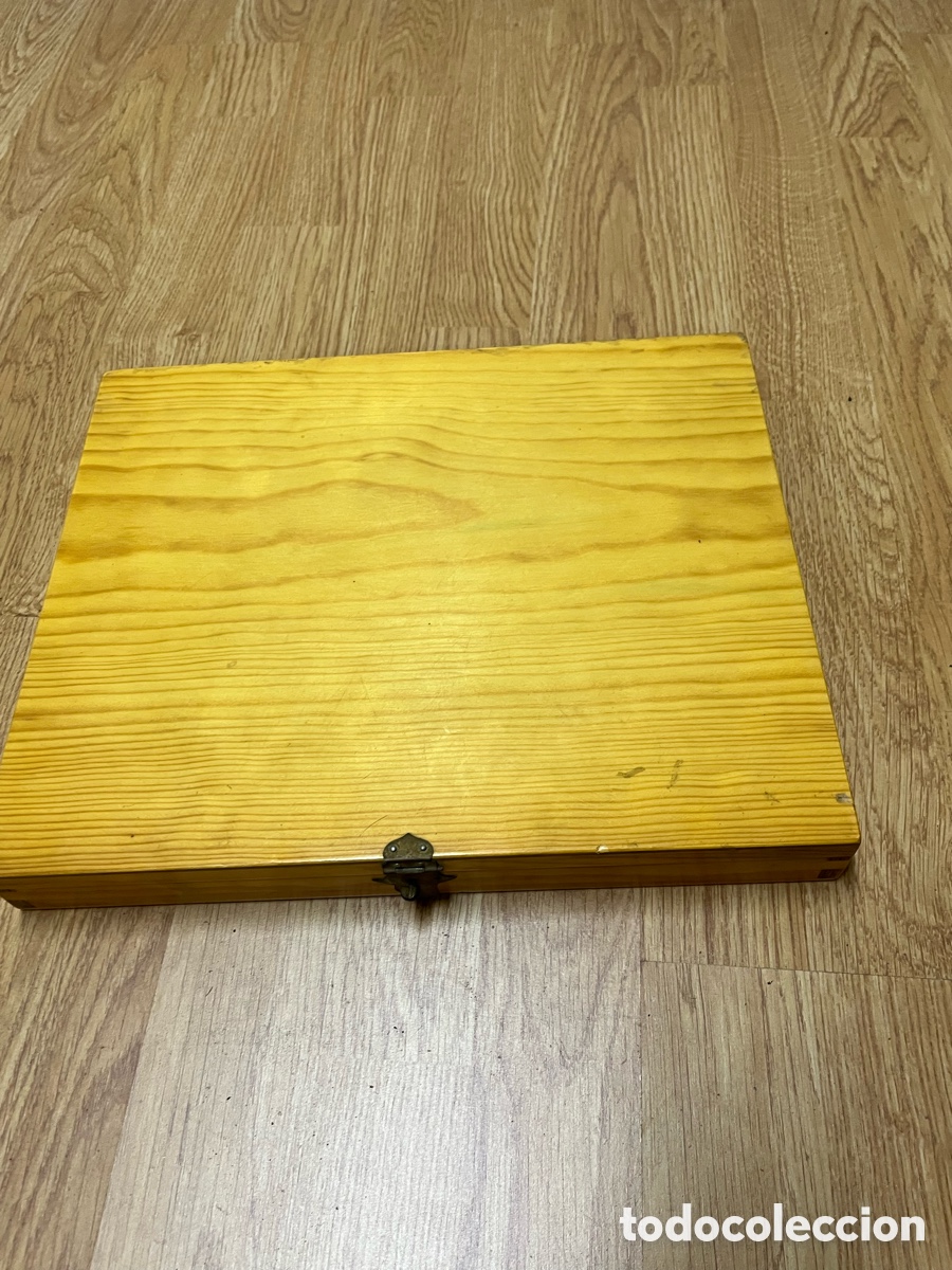 Vintage: Caja plana de madera con cierre met&aacute;lico
