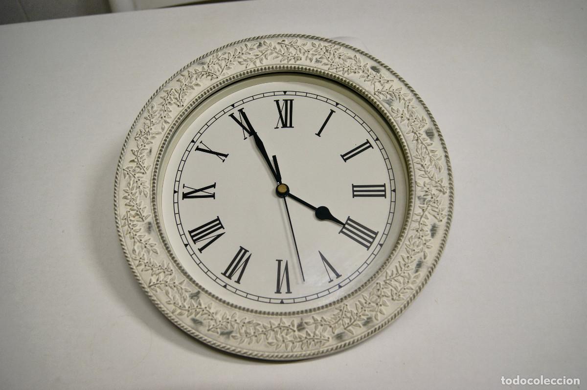 Vintage: Reloj pared blanco decap&eacute; con relieve