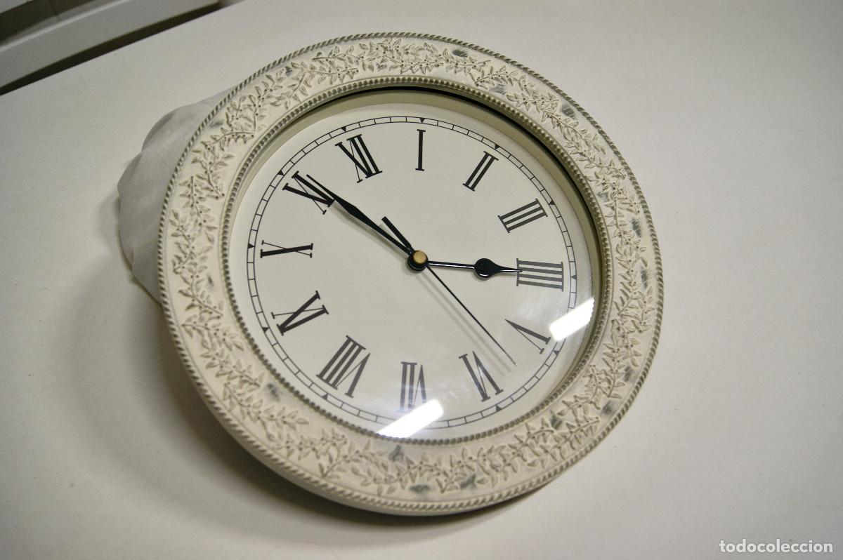 Vintage: Reloj pared blanco decap&eacute; con relieve - Foto 3