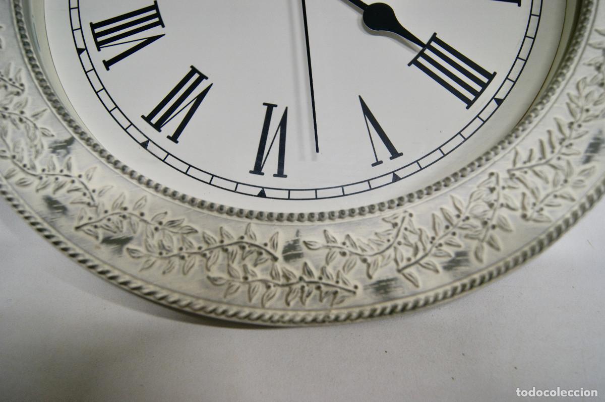Vintage: Reloj pared blanco decap&eacute; con relieve - Foto 5