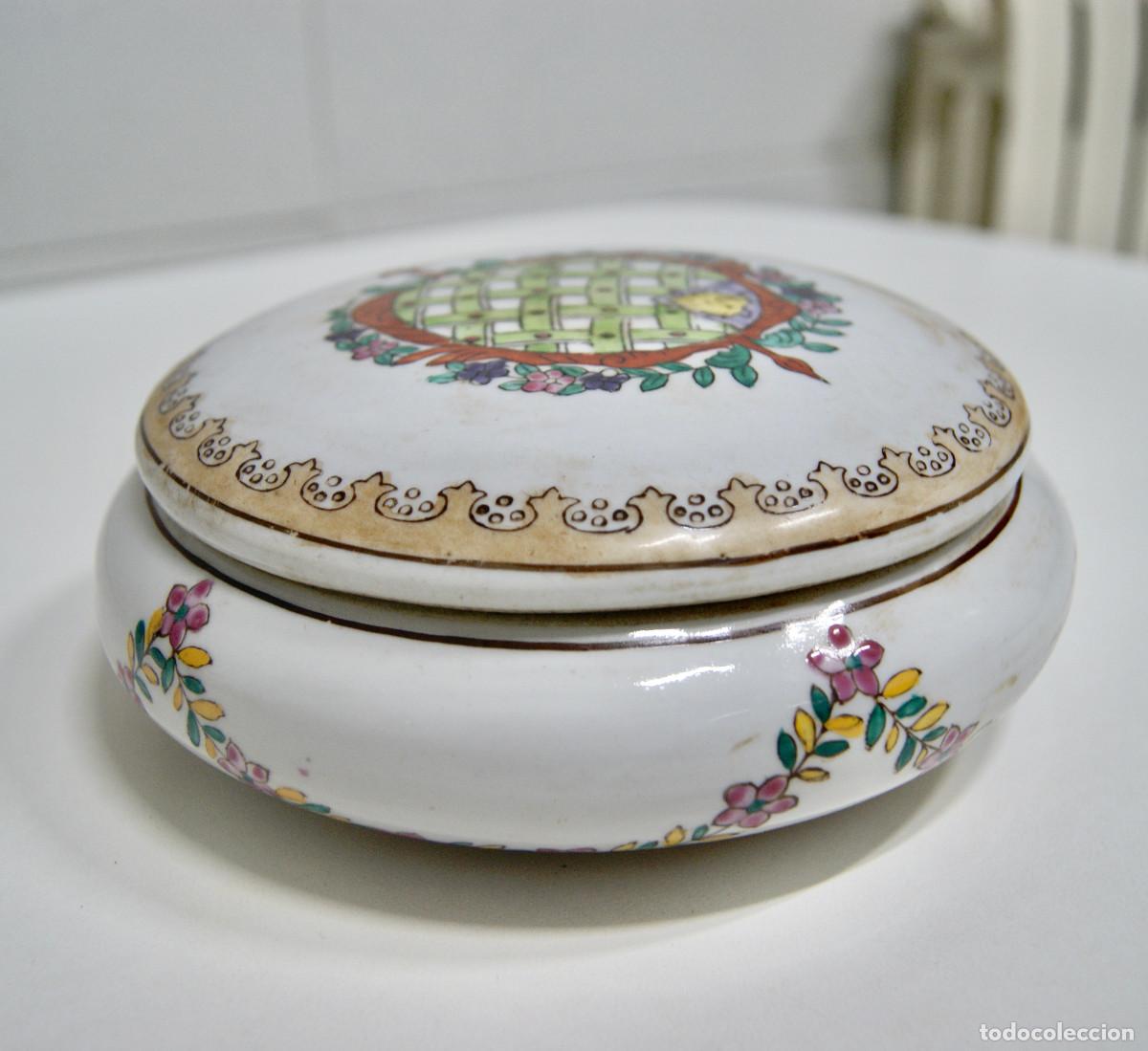 Vintage: Caja en blanco con flores y cenefas