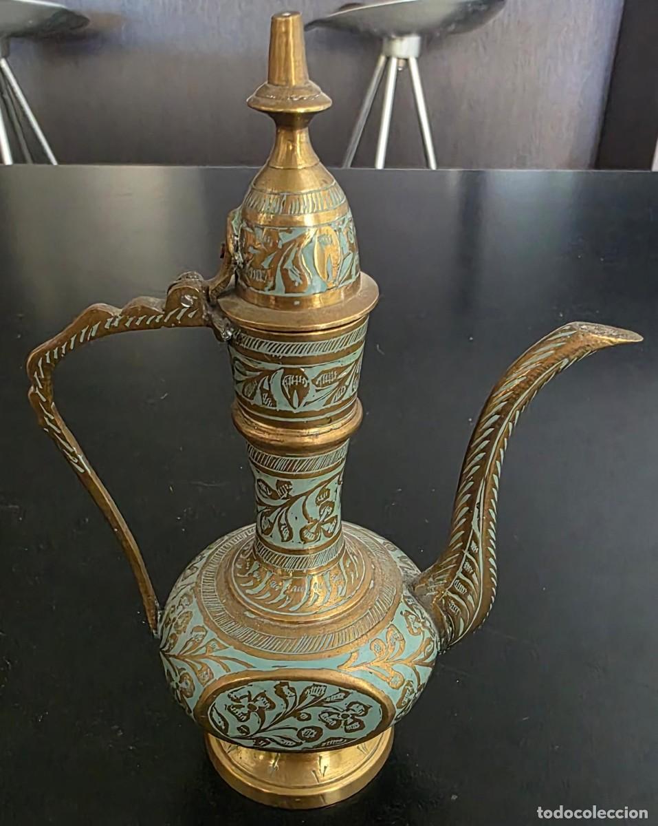 Vintage: Jarra oriental vintage de lat&oacute;n grabado con incrustaciones turquesas, pico largo y tapa abatible