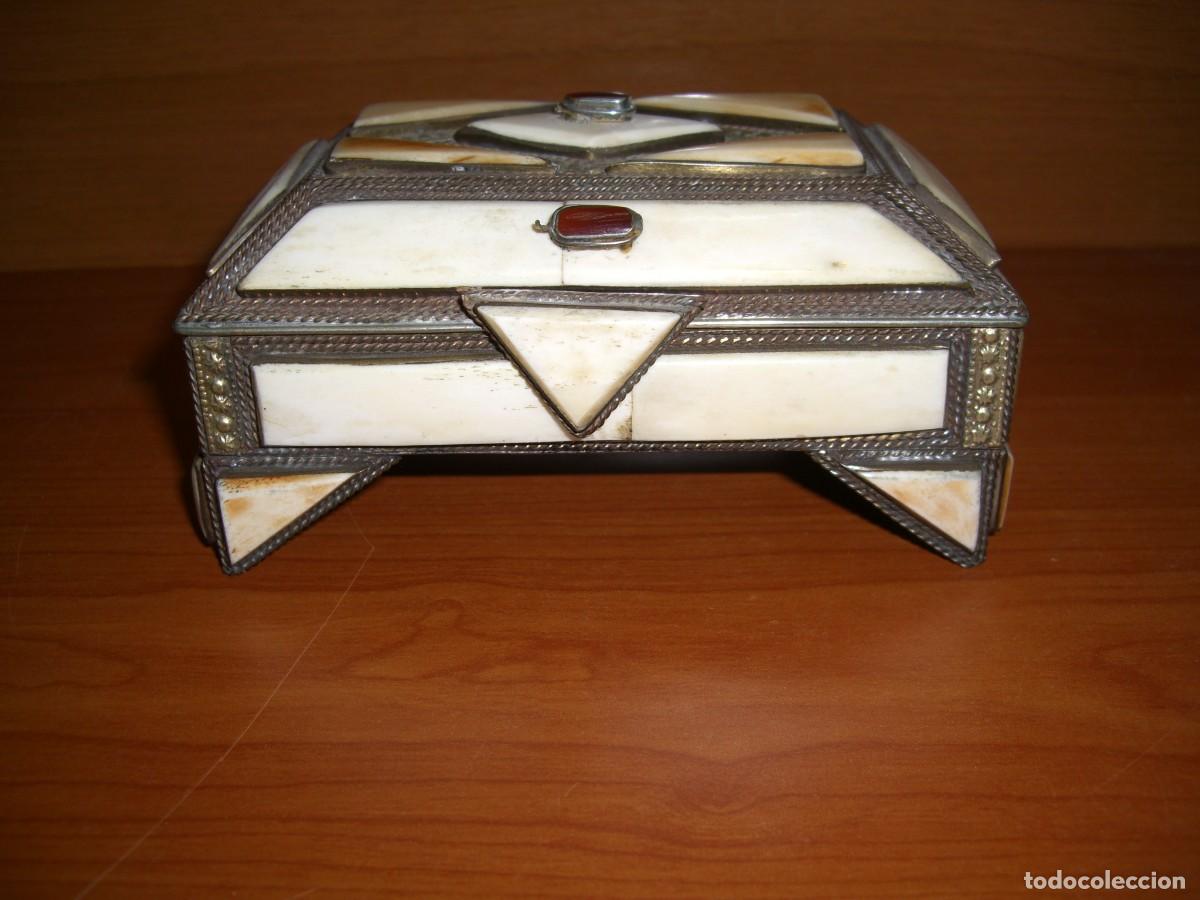 Vintage: CAJA COFRE EN HUESO Y METAL