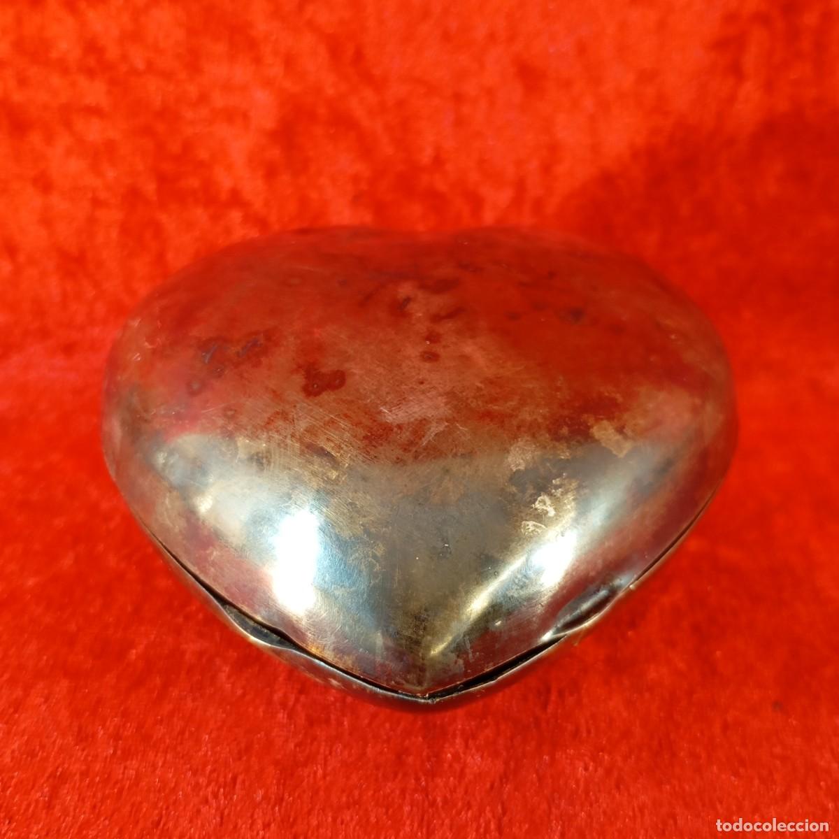 Vintage: HERMOSO PASTILLERO METALICO EN FORMA DE CORAZ&Oacute;N - VINTAGE - 6,12 X 12 CM / 1625