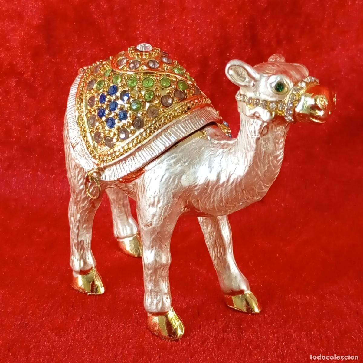 Vintage: FIGURA DECORATIVA ESMALTADA DE UN CAMELLO - ACABADO CON CRISTALES Y COLOR ORO - 7,5 X 8,5 CM