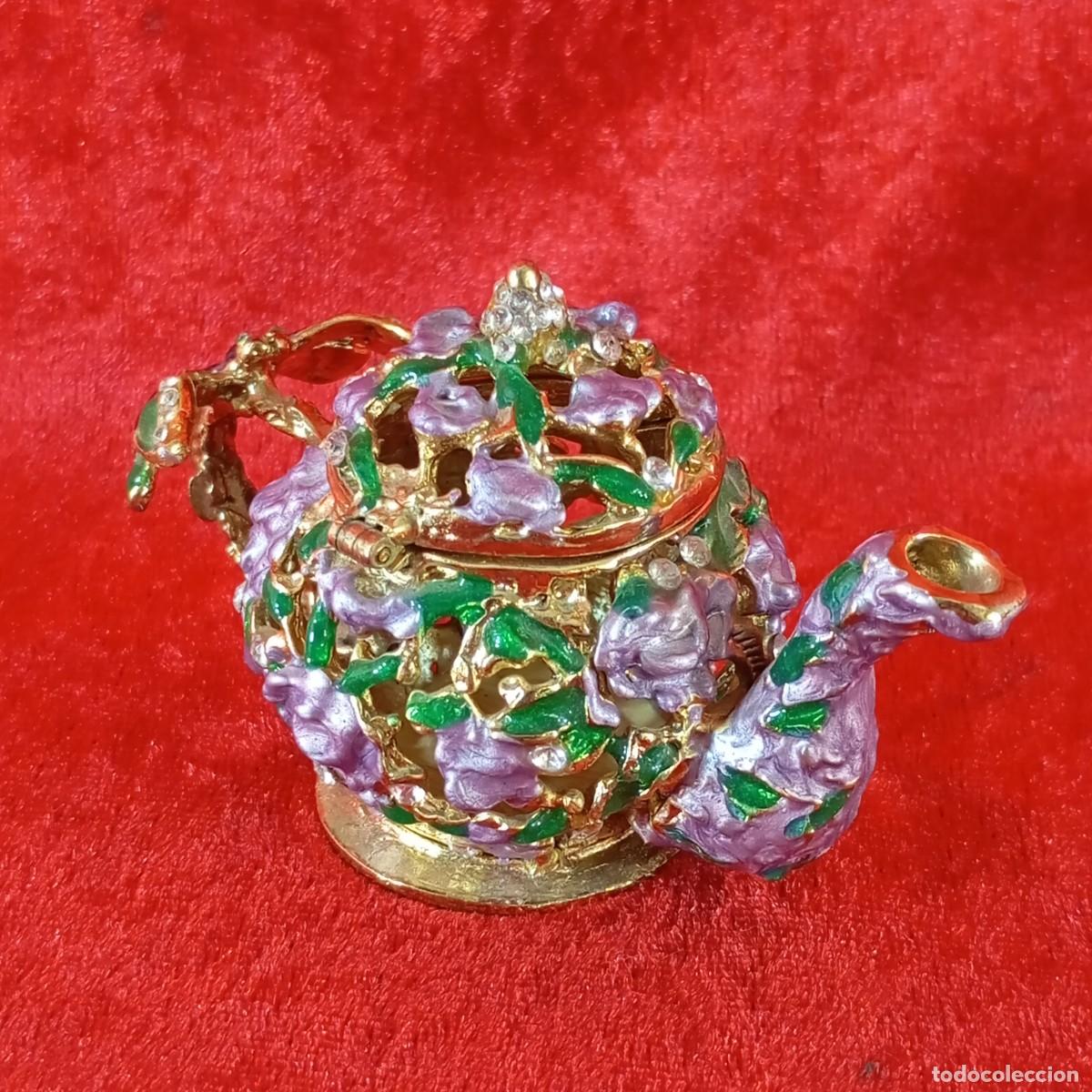 Vintage: FIGURA DECORATIVA ESMALTADA EN FORMA DE TETERA - ACABADO EN COLOR ORO - 5 X 9 CM
