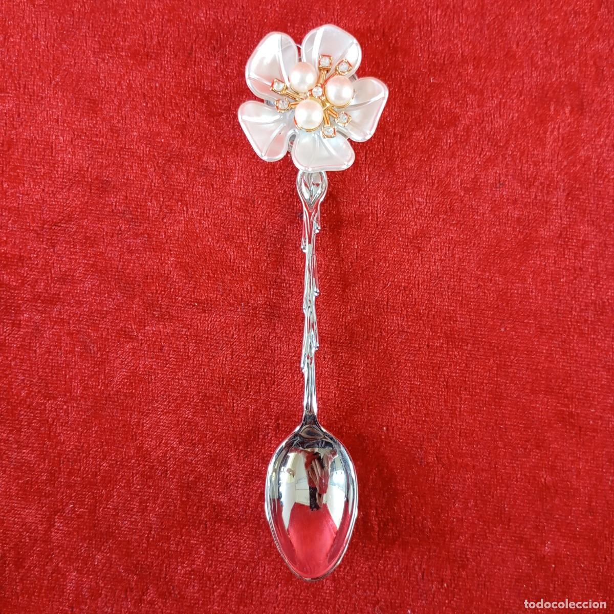 Vintage: HERMOSA CUCHARA VINTAGE EN COLOR PLATA - DECORADA CON UNA FLOR EN PERLA Y CRISTALES - 13,2 CM