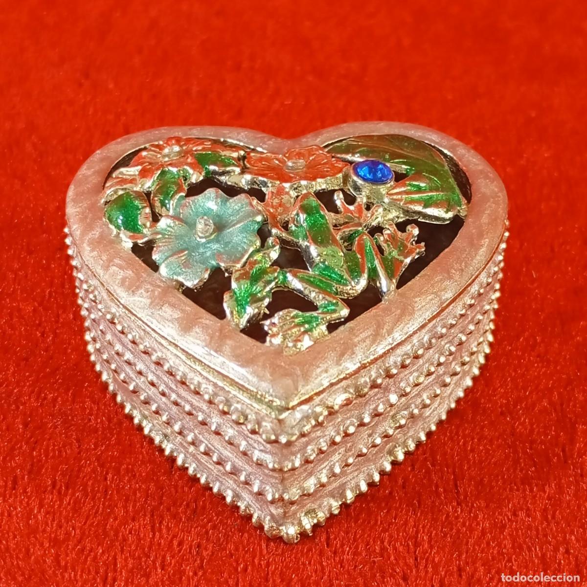 Vintage: PASTILLERO VINTAGE METALICO EN FORMA DE CORAZ&Oacute;N - ACABADO ESMALTADO Y METALICO - 2 X 5 CM