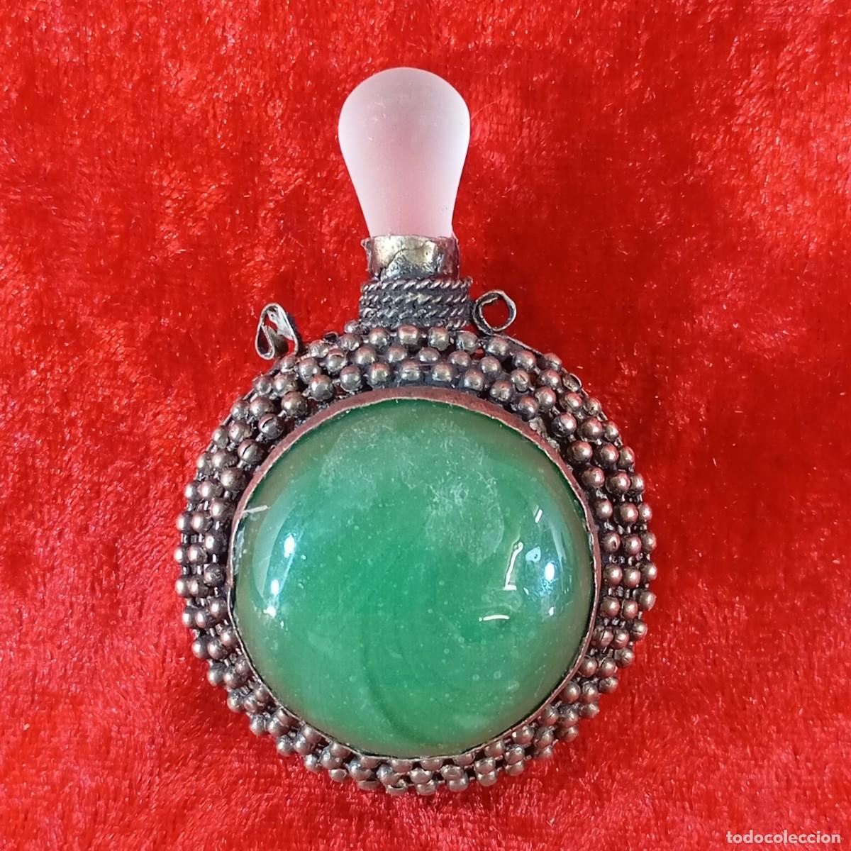 Vintage: PEQUE&Ntilde;O FRASCO DECORATIVO DE PERFUME - ACABADO EN LAT&Oacute;N Y PIEDRA DE JADE - VINTAGE - 6,5 CM