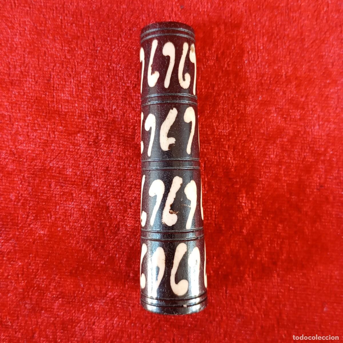 Vintage: ANTIGUO AMULETO CILINDRICO TALLADO A MANO - ESTILO TIBETANO - PIEDRA &Aacute;GATA - 7,5 CM