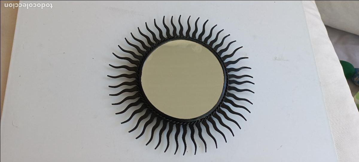 Vintage: Peque&ntilde;o espejo de de hierro con forma de sol. A&ntilde;os 70. 21 cm. Leer descripci&oacute;n.