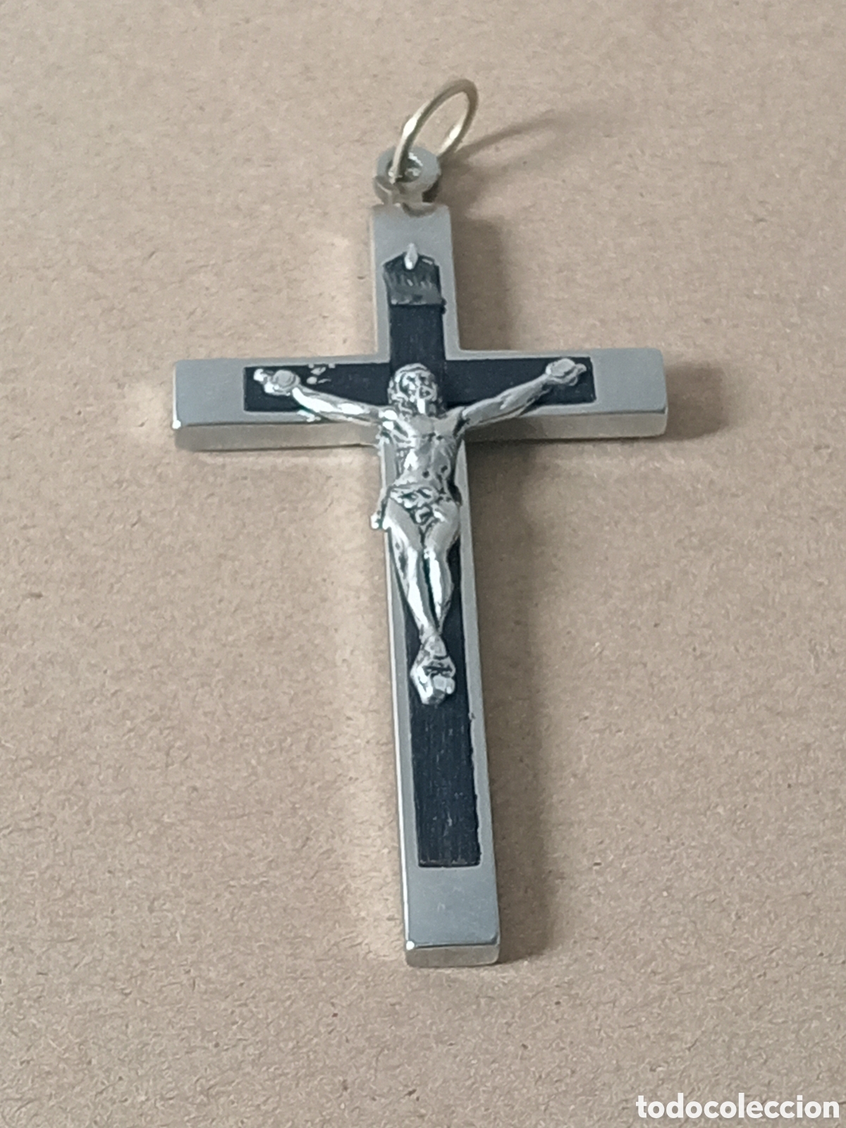 Vintage: Crucifijo pectoral de metal niquelado