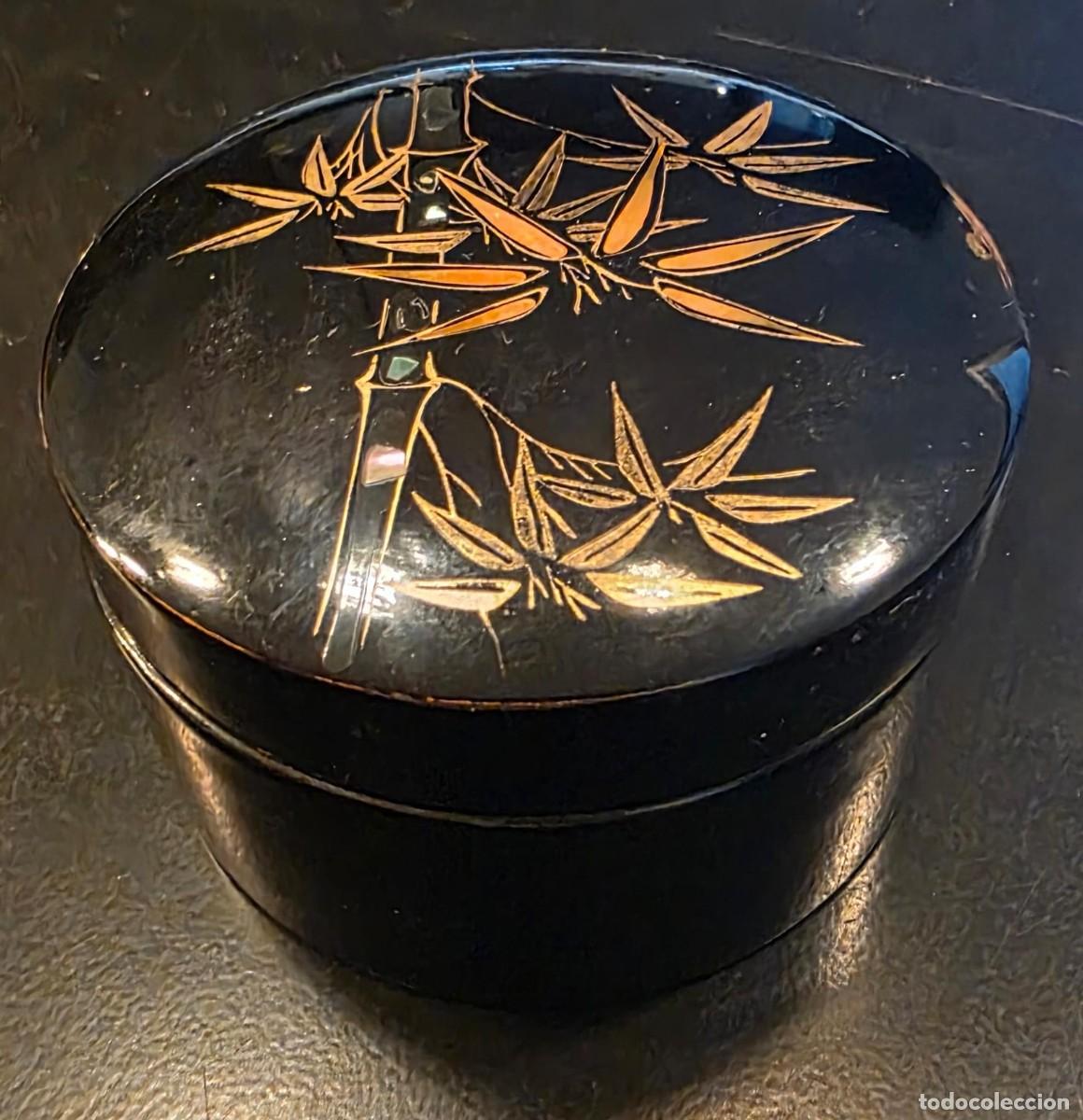 Vintage: Juego vintage de 4 posavasos con caja lacada negra y decoraci&oacute;n oriental de bamb&uacute; dorado &ndash; 10 &times; 6 cm