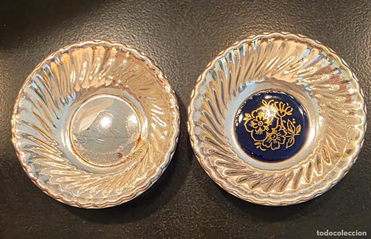 Vintage: Pareja de peque&ntilde;os cuencos vintage de cristal prensado iridiscente con decoraci&oacute;n floral dorada