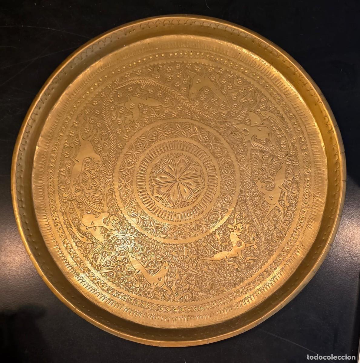 Vintage: Gran plato decorativo vintage de lat&oacute;n repujado con aves y motivos florales &ndash; Artesan&iacute;a oriental