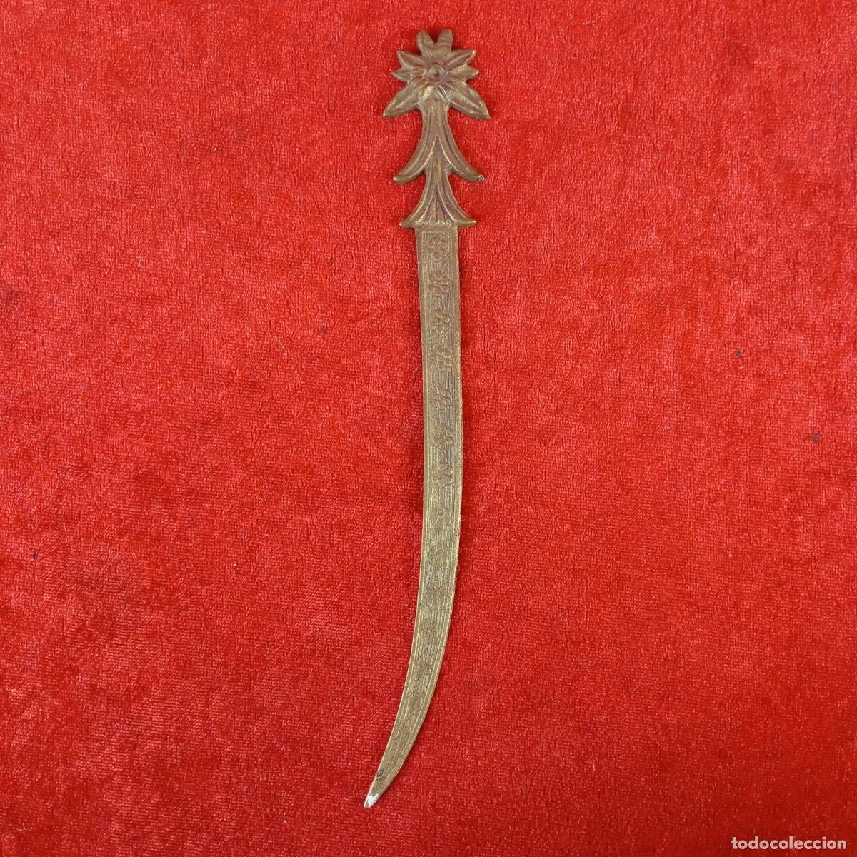 Vintage: ANTIGUO ABRIDOR DE CARTAS EN FORMA DE ESPADA - FABRICADO EN LAT&Oacute;N - 21 CM DE LARGO