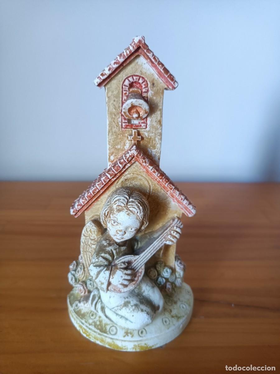 Vintage: Figura decorativa de &aacute;ngel m&uacute;sico junto a capilla en resina estilo vintage