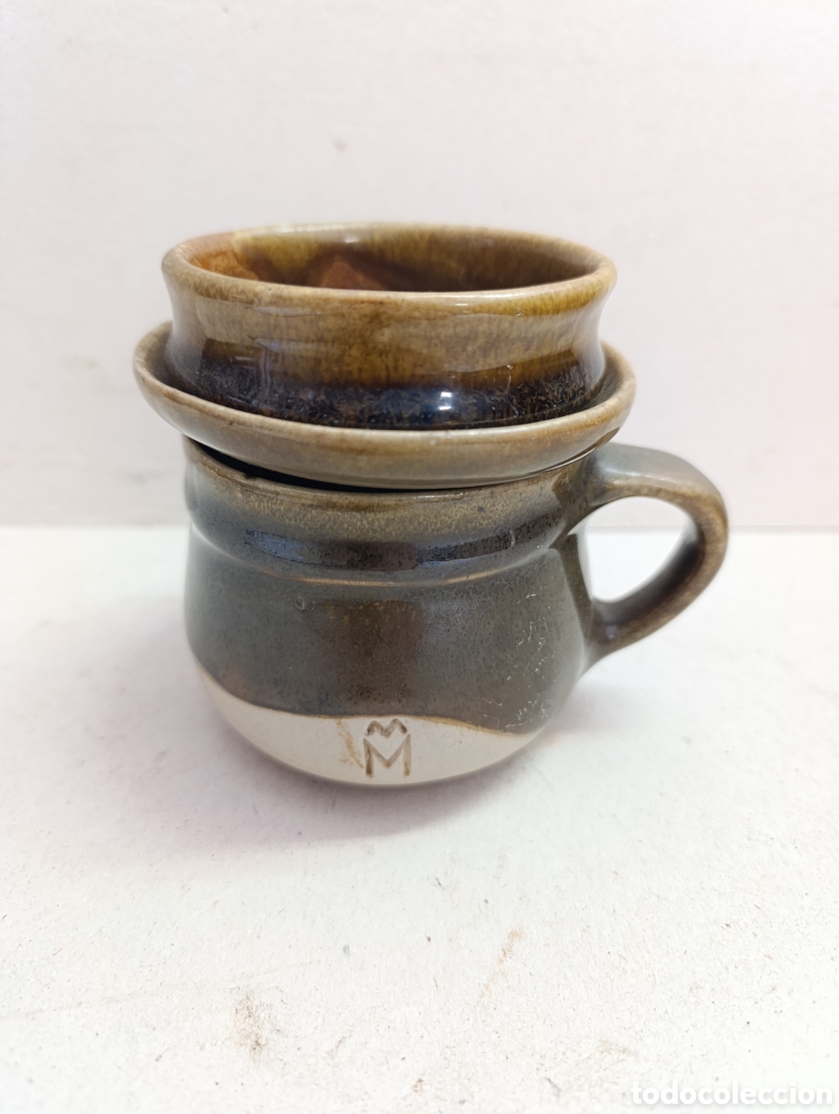 Vintage: TAZA PARA EL TE, EN CERAMICA, CON FILTRO Y PLATILLO. EN TONOS TIERRA.
