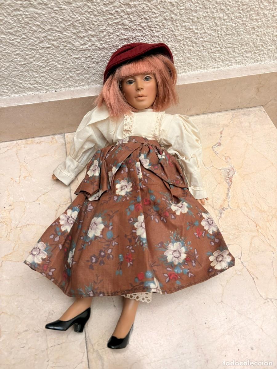 Vintage: Mu&ntilde;eca vintage de colecci&oacute;n con vestido floral y boina &ndash; gran tama&ntilde;o
