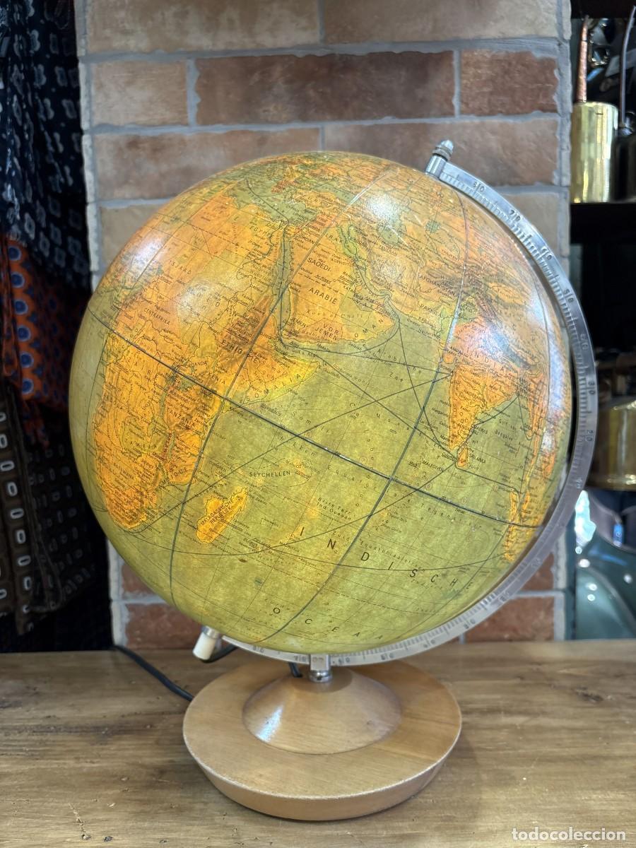 Vintage: Globo terr&aacute;queo antiguo iluminado de sobremesa en madera