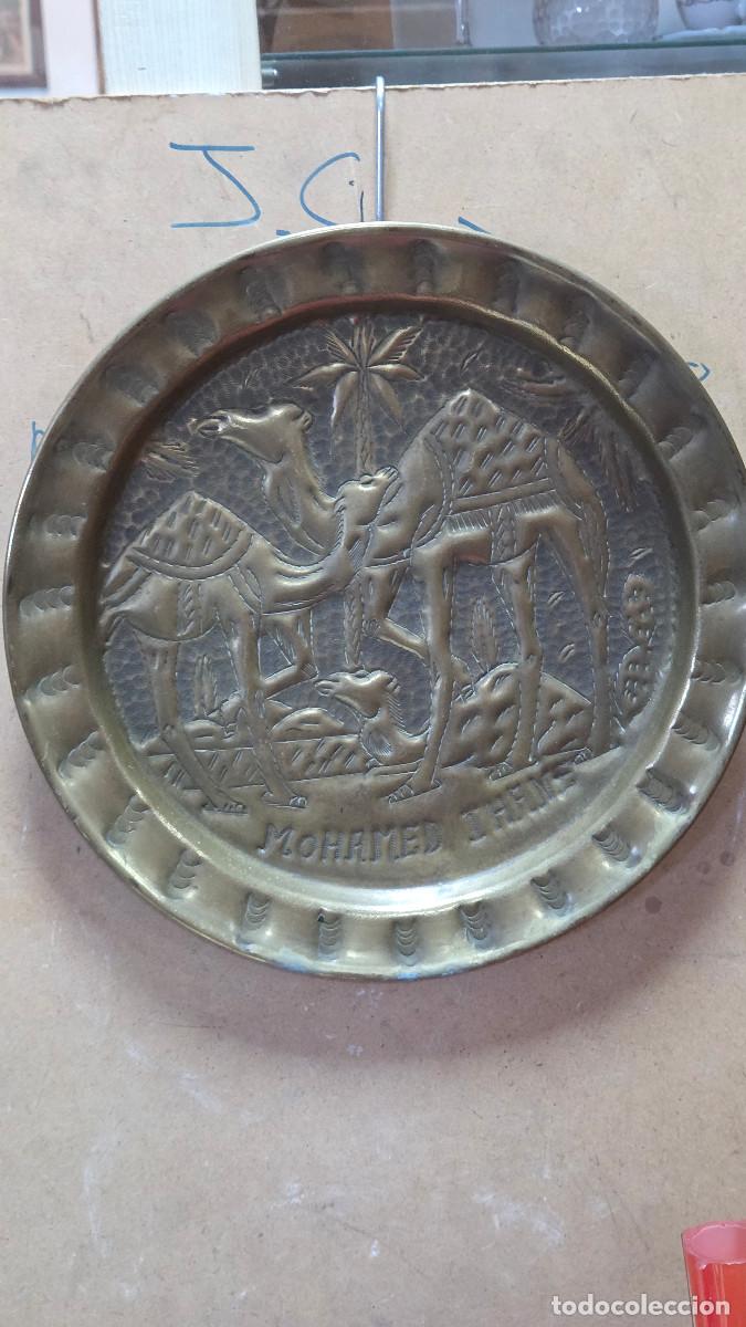 Vintage: plato antiguo de metal - Foto 2