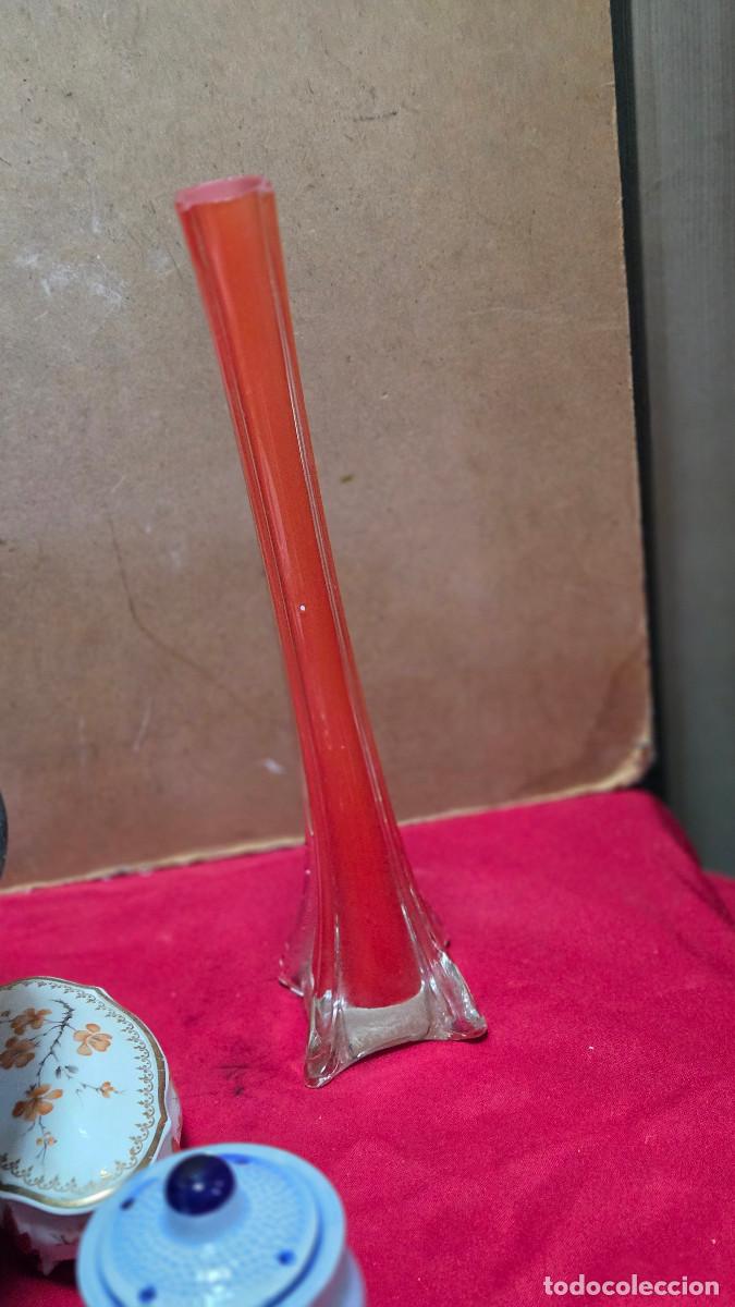 Vintage: florero de cristal rojo solitario