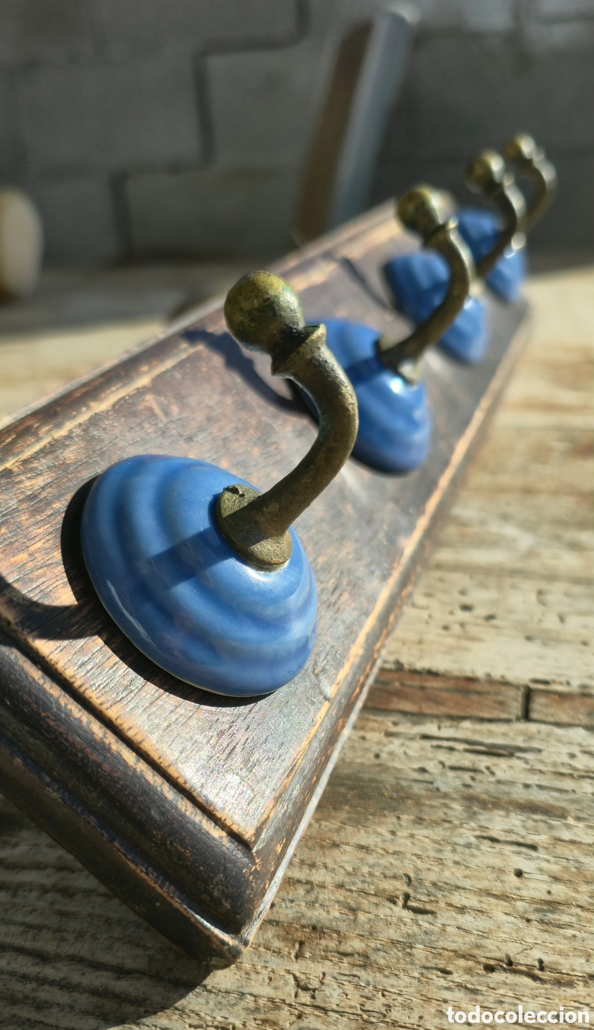 Vintage: Antiguo perchero metal madera cer&aacute;mica
