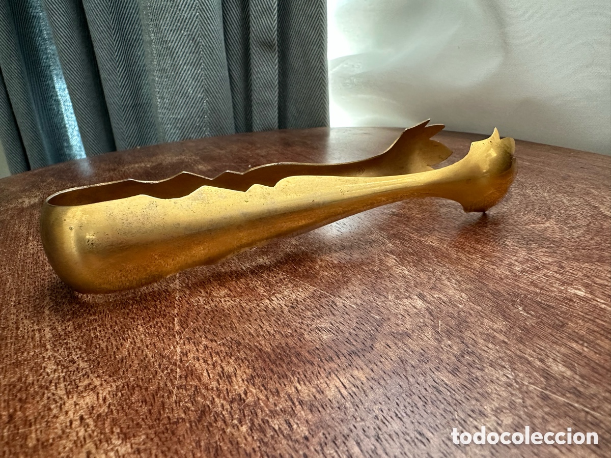 Vintage: Pinzas de Az&uacute;car Antiguas de Lat&oacute;n / Metal Dorado con Sello en Rombo (S. XX)