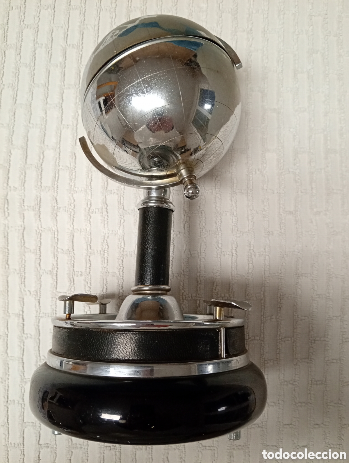 Vintage: Cenicero met&aacute;lico musical con pitillera en el interior bola del mundo, base de baquelita.