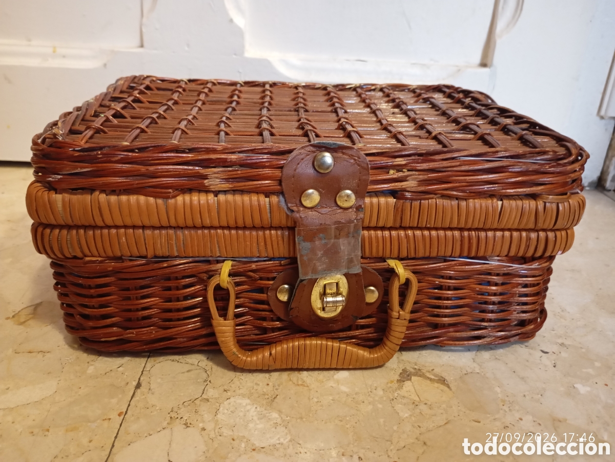Vintage: Beautiful vintage rectangular wicker storage case
