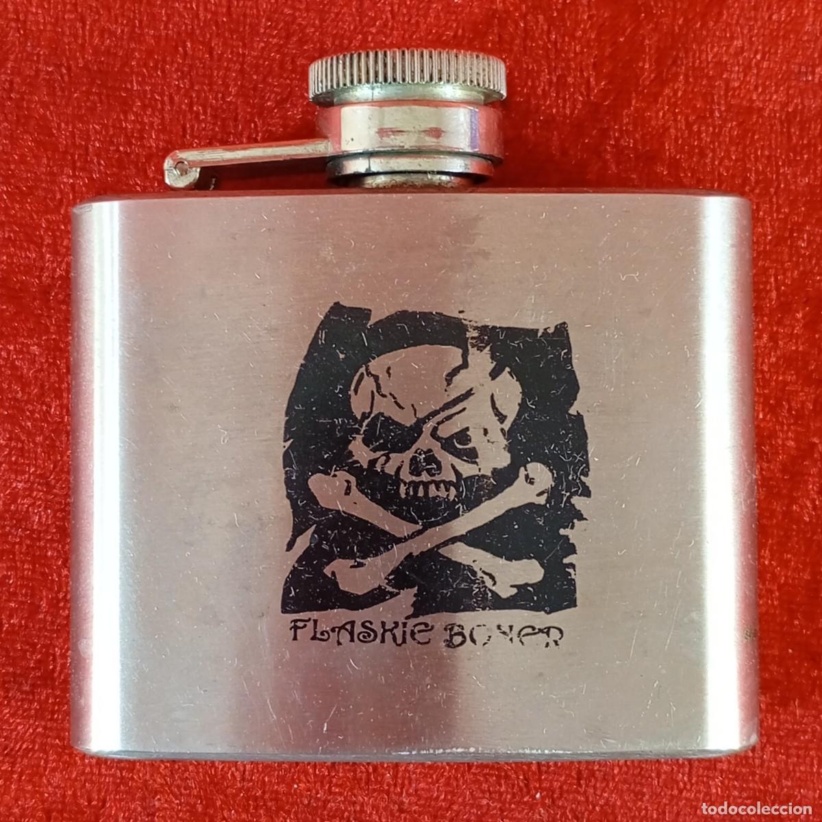 Vintage: PETACA DE BOLSILLO VINTAGE - ACERO INOXIDABLE - GR&Aacute;FICO DE TEMATICA PIRATA - 7 X 7 CM