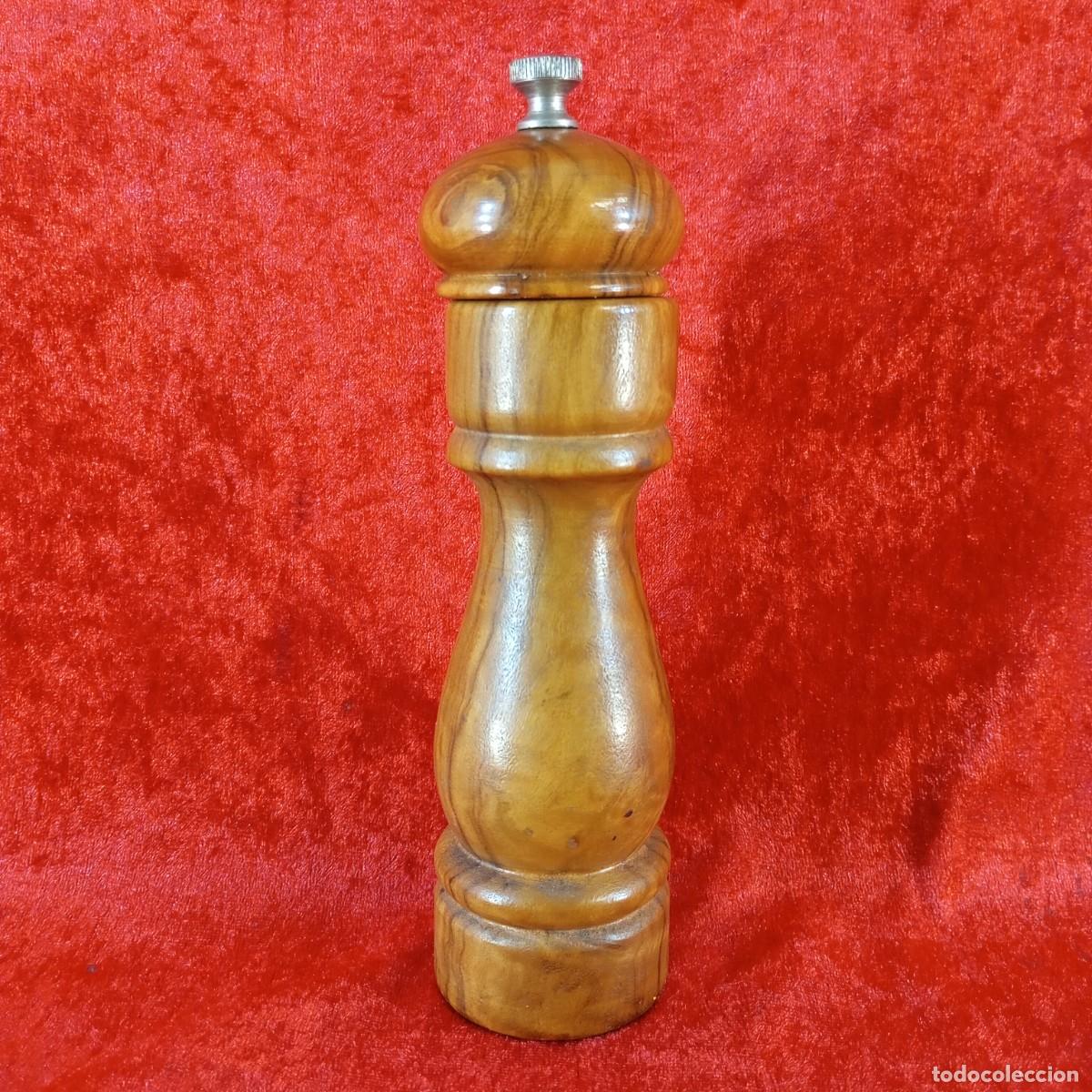 Vintage: MOLINILLO DE PIMIENTA VINTAGE - FABRICADO EN MADERA TORNEADA A MANO - ACABADOS EN METAL - 18,5 CM