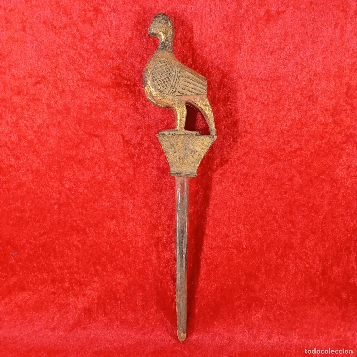 Vintage: ANTIGUO REMATE CEREMONIAL - TALLADO EN MADERA - EN FORMA DE PAJARO - 40 CM DE ALTO