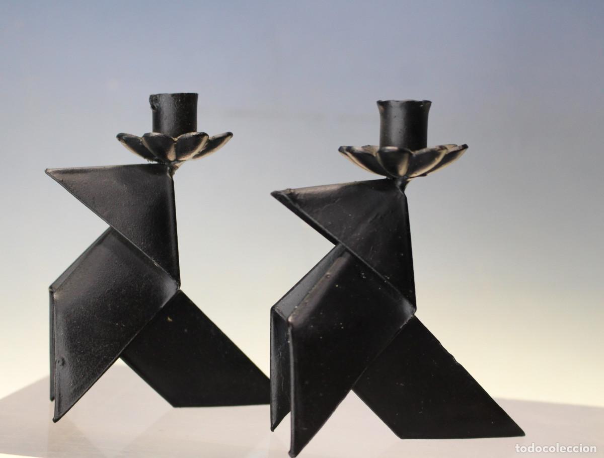 Vintage: Pareja de candelabros de hierro con forma de pajaritas de papel.