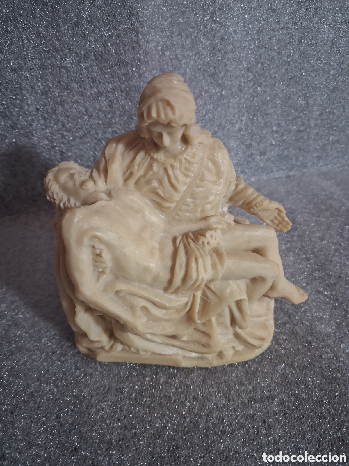 Vintage: Escultura de la Piedad en marfilina