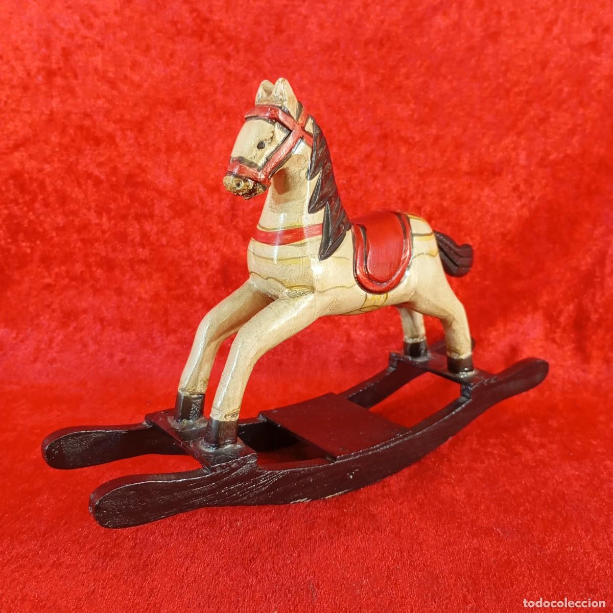 Vintage: FIGURA DECORATIVA VINTAGE - CABALLO BALANC&Iacute;N DE MADERA TALLADO Y PINTADO A MANO - SIGLO XX - 22,5 CM