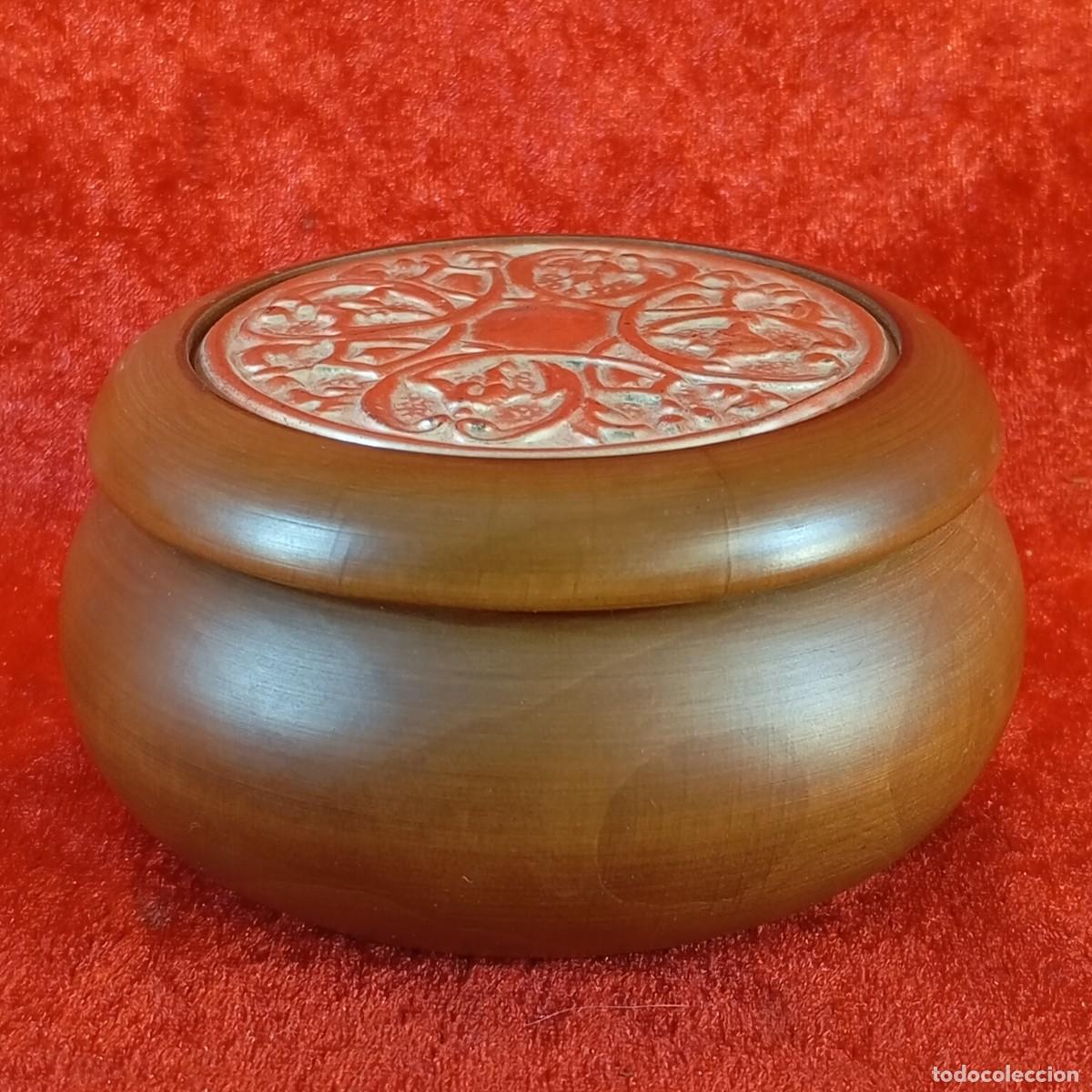 Vintage: CAJA DE MADERA REDONDA VINTAGE - FABRICADA EN MADERA Y ACABDOS EN METAL - 11,5 CM DE DIAMETRO