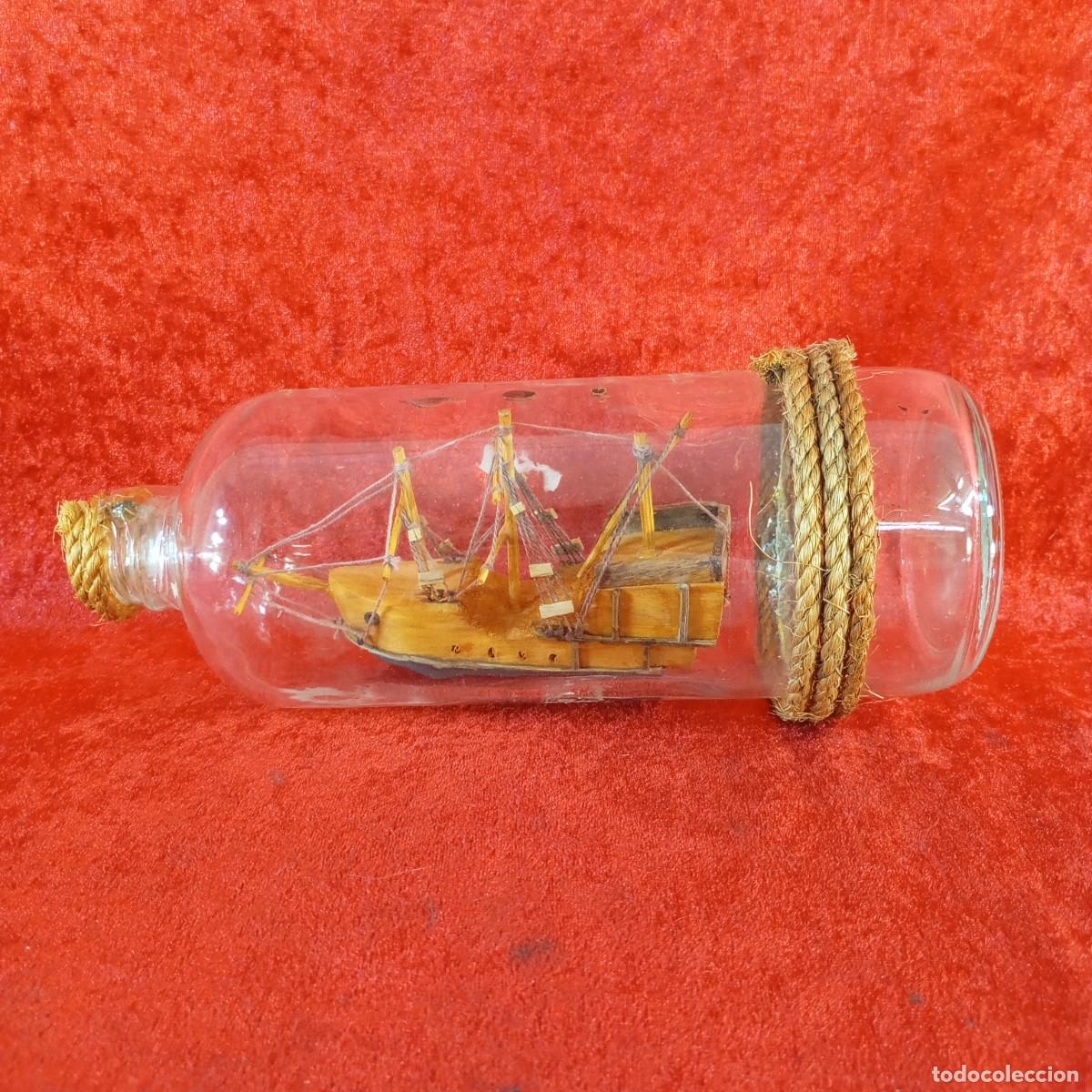 Vintage: MODELO ARTESANAL A ESCALA VINTAGE - BARCO DE VELA DENTRO DE UNA BOTELLA - NAUTICO - 25 CM DE LARGO