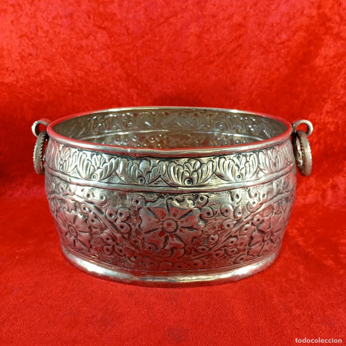 Vintage: JARDINERA VINTAGE - FORJADO EN METAL PLATEADO - ACABADOS CINCELADOS - SIGLO XX - 24 X 27 CM