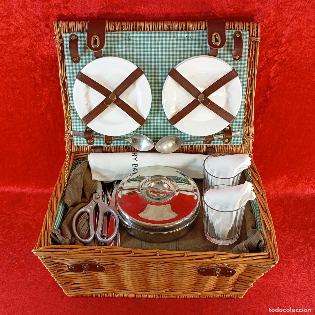 Vintage: CESTA DE PICNIC DE MIMBRE - ESTILO INGL&Eacute;S - PLATERIA & CUBIERTOS - DETALLES EN CUERO - 30 X 46 CM
