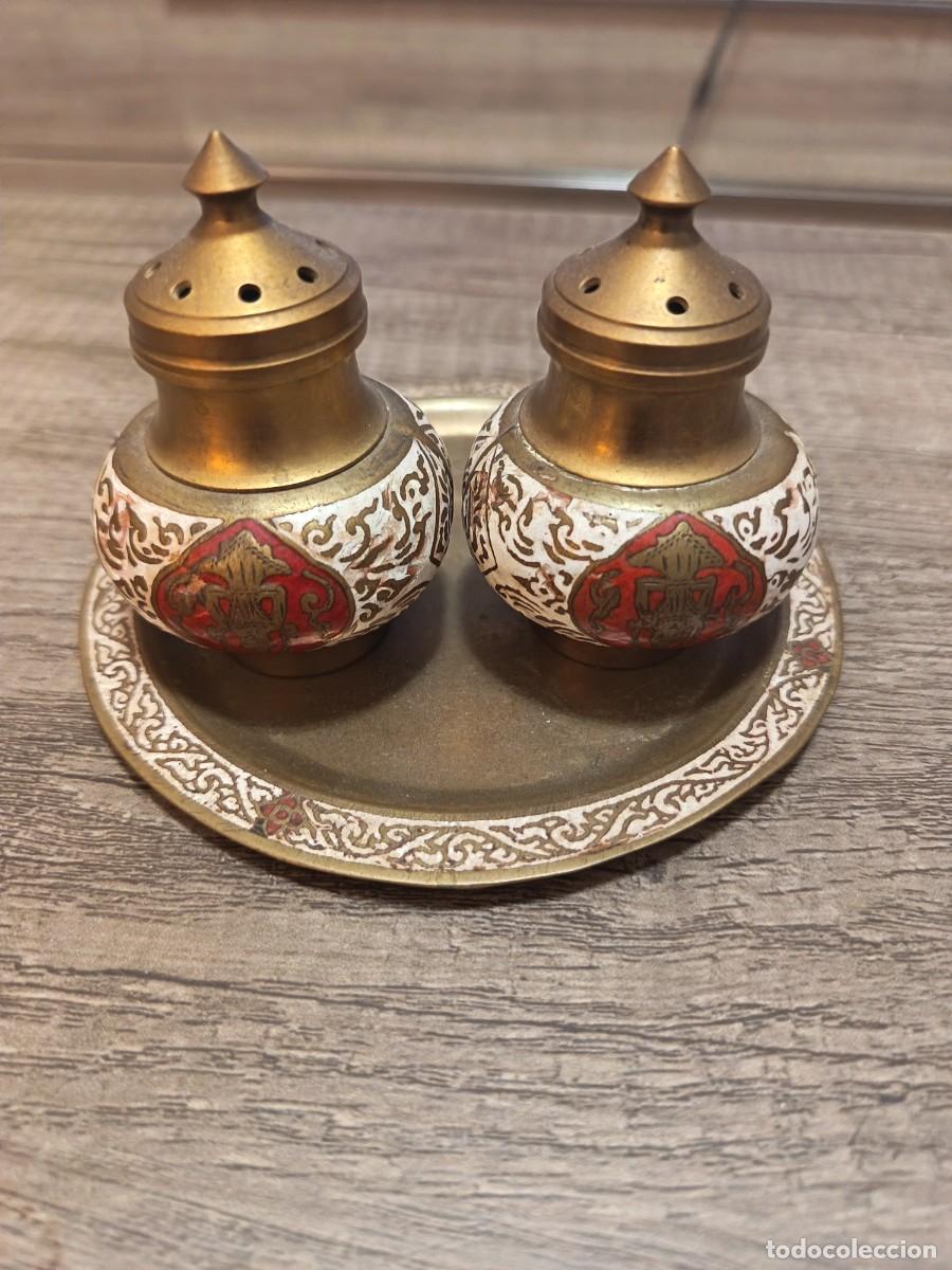 Vintage: Juego vintage de salero y pimentero de lat&oacute;n (o bronce) y cer&aacute;mica con bandeja
