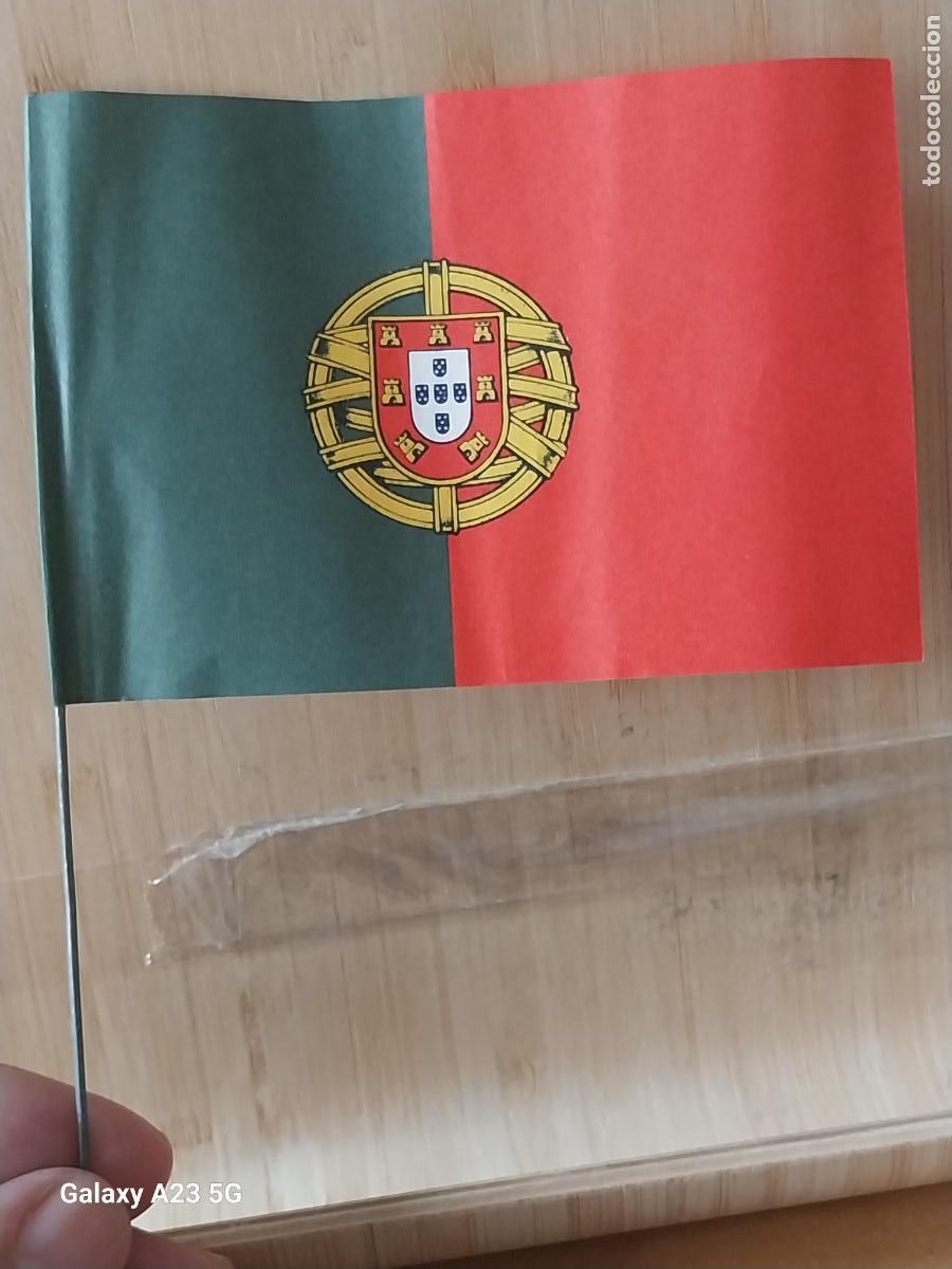Vintage: ANTIGUA BANDERA PORTUGAL PAPEL M&Aacute;STIL METALICO 11X7.6CMS ORIGINAL VINTAGE ******