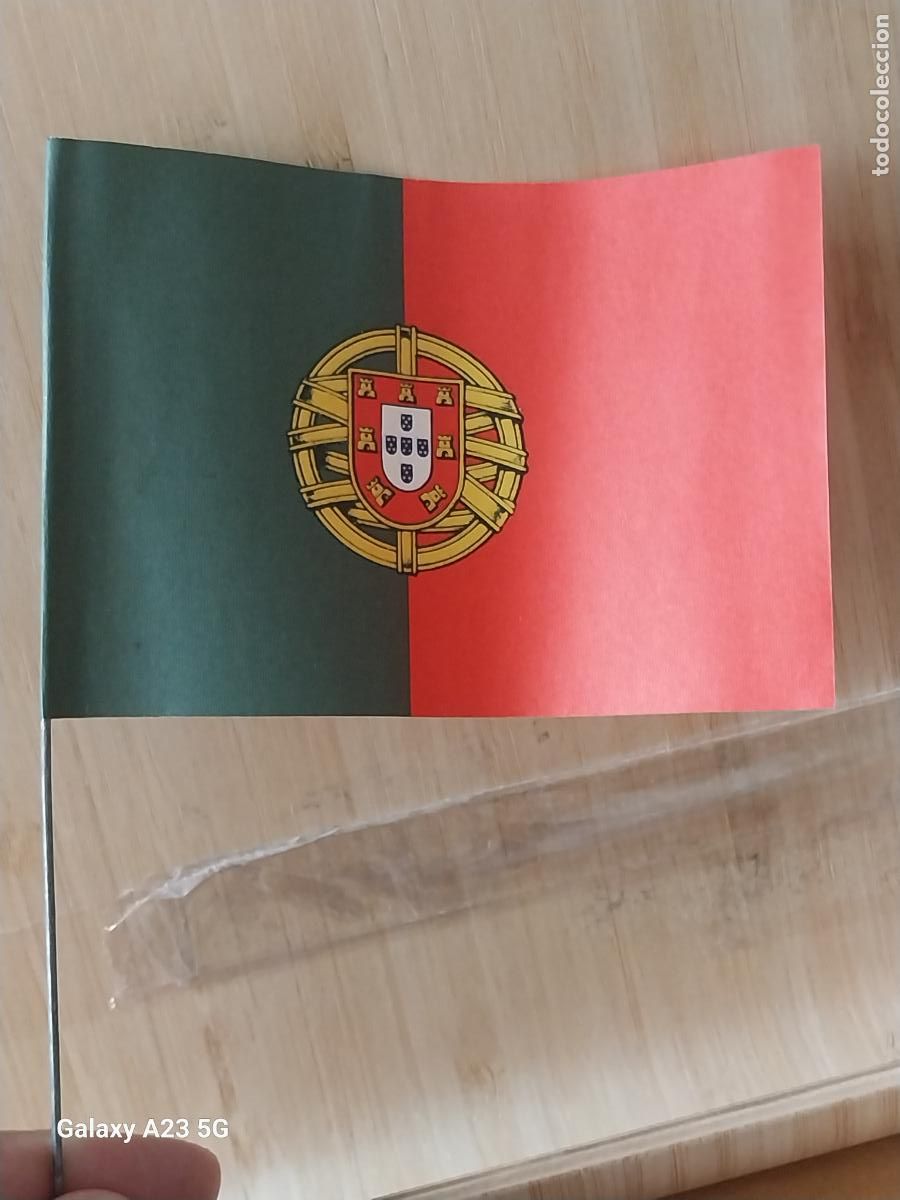 Vintage: ANTIGUA BANDERA PORTUGAL PAPEL M&Aacute;STIL METALICO 11X7.6CMS ORIGINAL VINTAGE *****