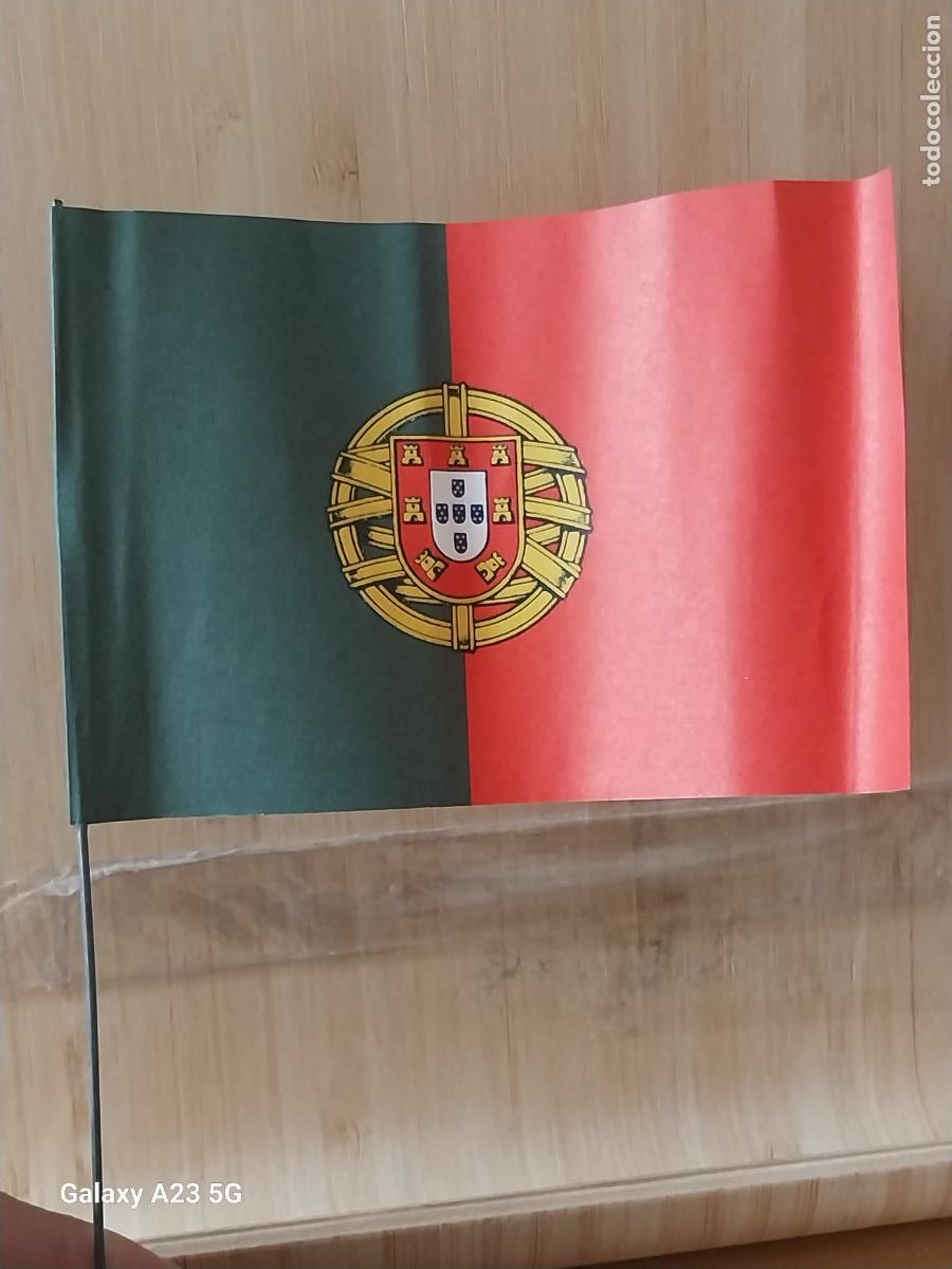 Vintage: ANTIGUA BANDERA PORTUGAL PAPEL M&Aacute;STIL METALICO 11X7.6CMS ORIGINAL VINTAGE ****