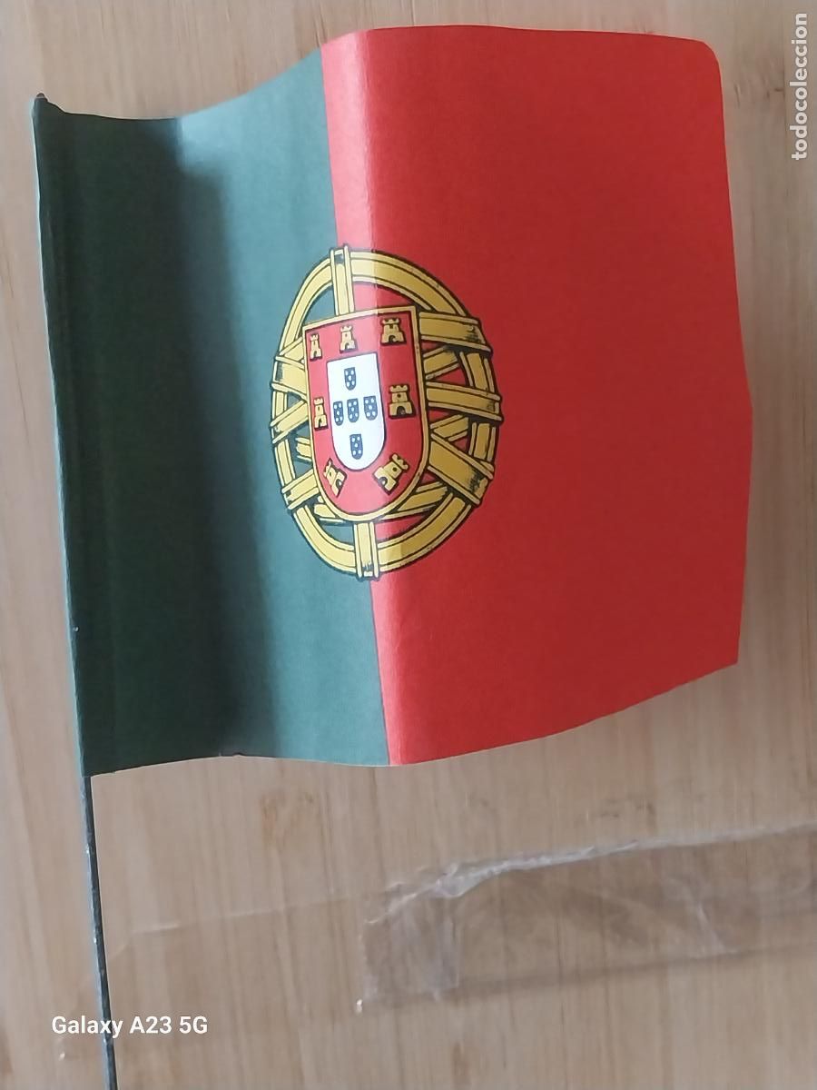 Vintage: ANTIGUA BANDERA PORTUGAL PAPEL M&Aacute;STIL METALICO 11X7.6CMS ORIGINAL VINTAGE ***