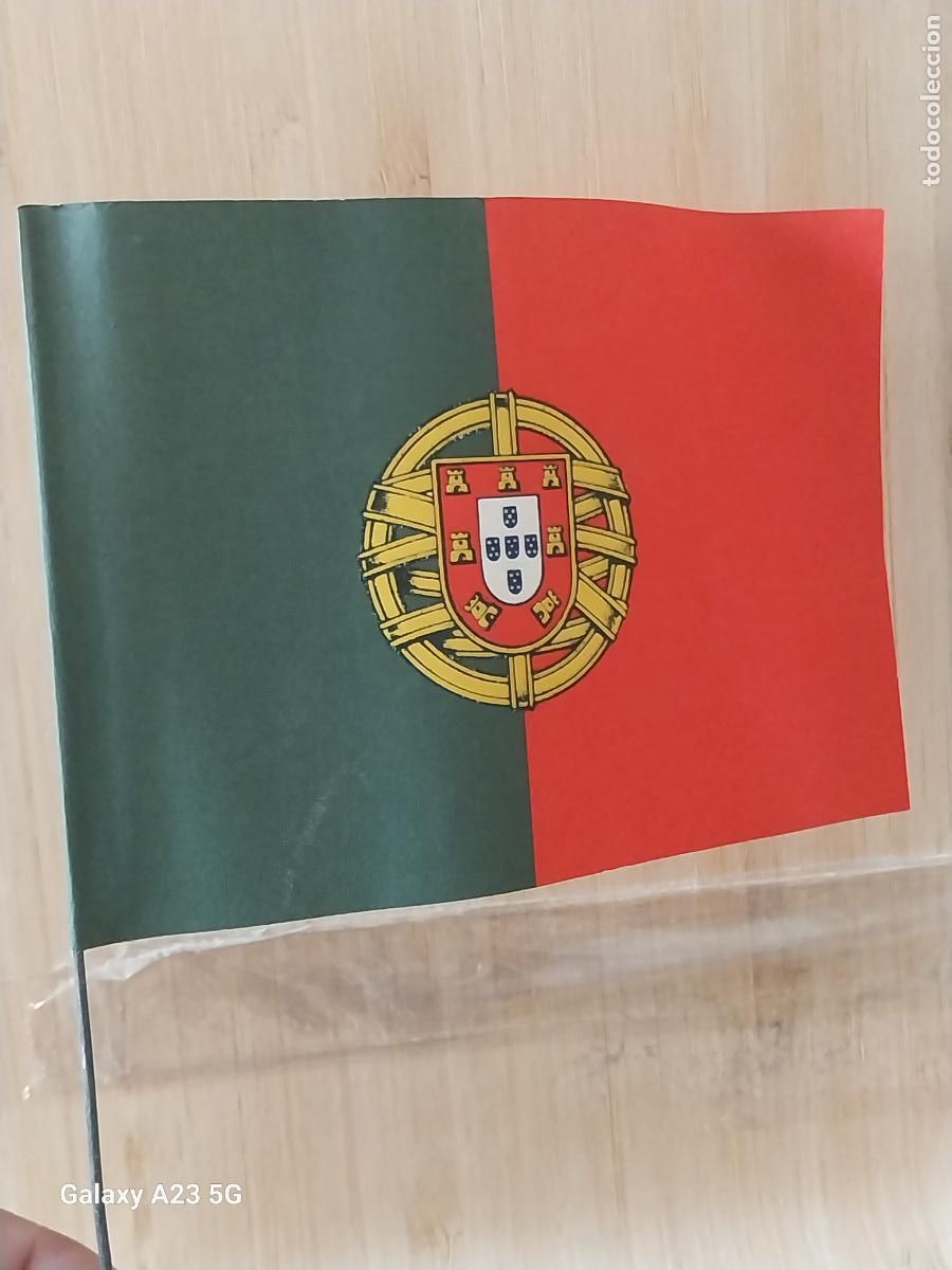 Vintage: ANTIGUA BANDERA PORTUGAL PAPEL M&Aacute;STIL METALICO 11X7.6CMS ORIGINAL VINTAGE **